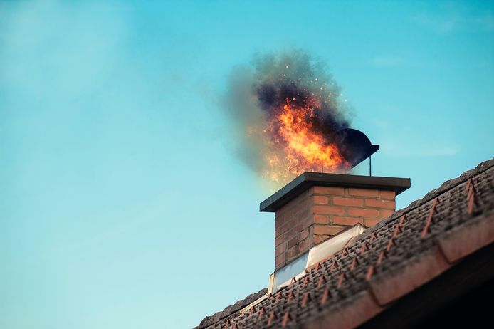 Bij een propere schouw beperk je het risico op een schoorsteenbrand stevig.