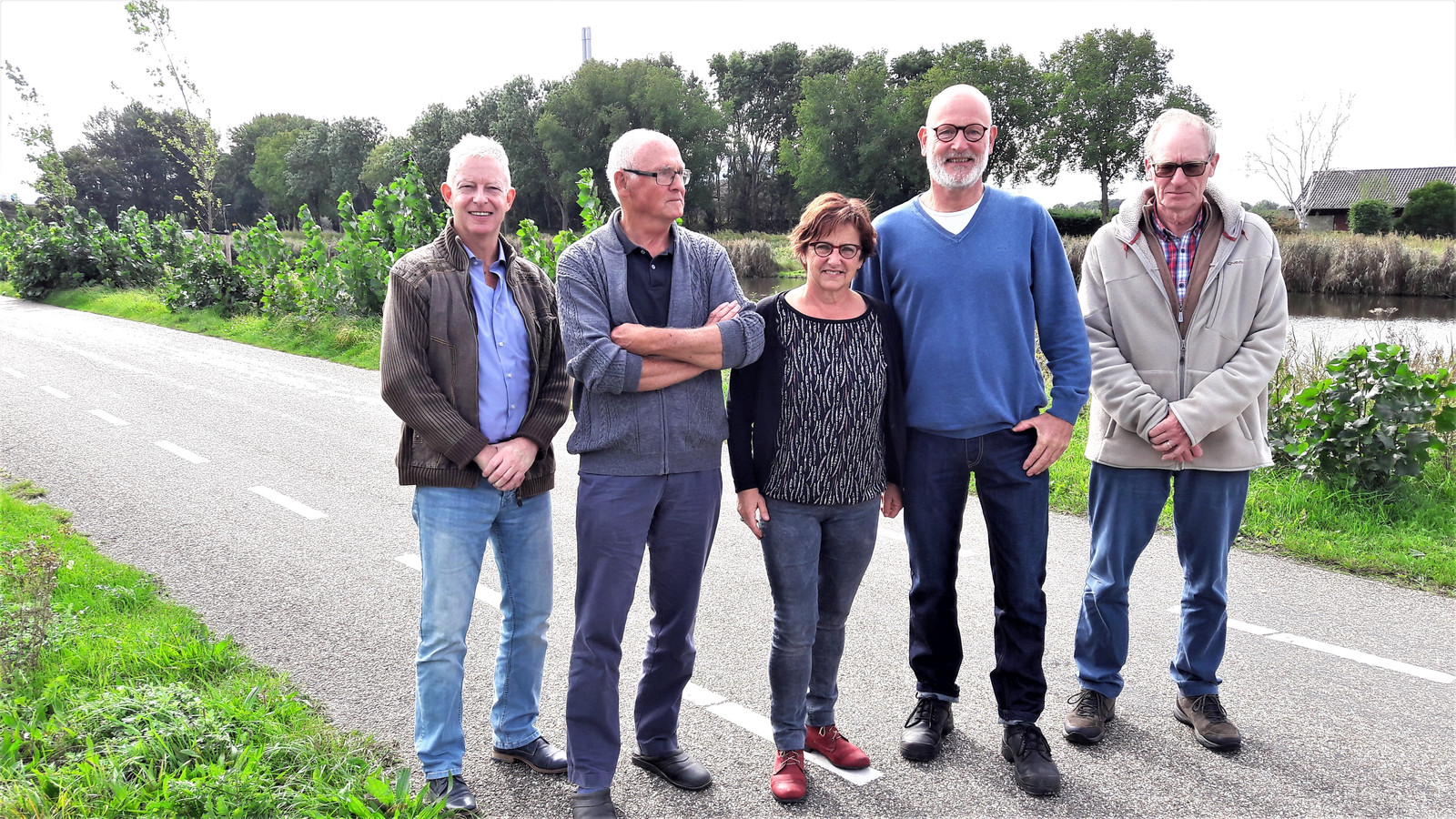 Bewoners van de Vlietweg in Roosendaal proberen te voorkomen dat de 380 kV-masten in hun achtertuin komen. Vlnr Arno Massar, Ad Bogers, Madeleine en John Bressers en Goof Hagens.