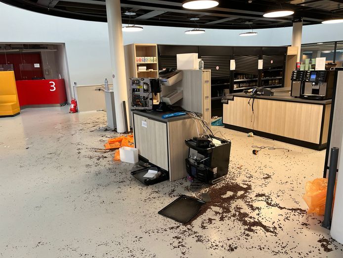 Een vernield koffieapparaat in de hal van de UvA.