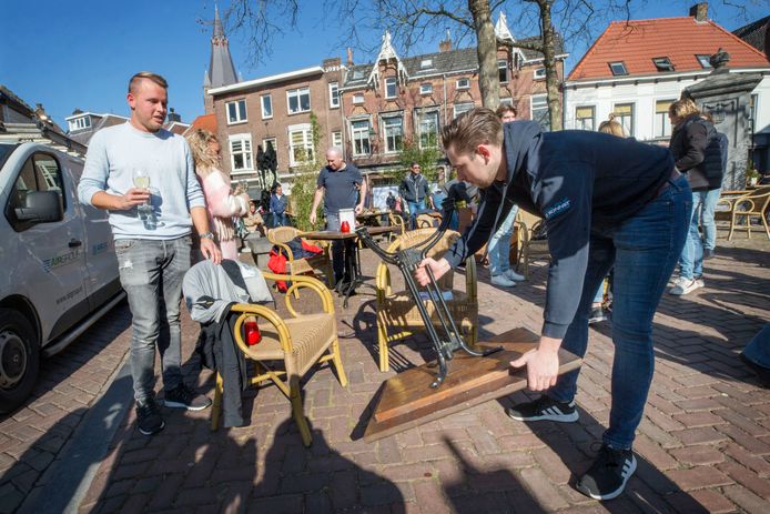 Het terras van Boerke Verschuren op de ginnekenmarkt werd na een halfuur weer afgebroken. Verslaggever Jacques Hendriks was ter plaatse die dag.