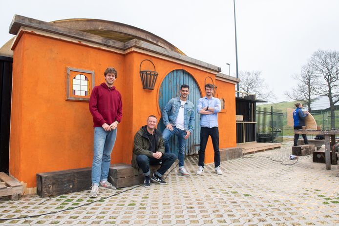 Horecagelegenheid Oostkust op evenementenpark Breepark is gesloten in afwachting van de vergunning. De initiatiefnemers (vlnr): horecaondernemers Maarten Lammerink, Billy Zomerdijk, Farid Bicane en Mauro Boer.