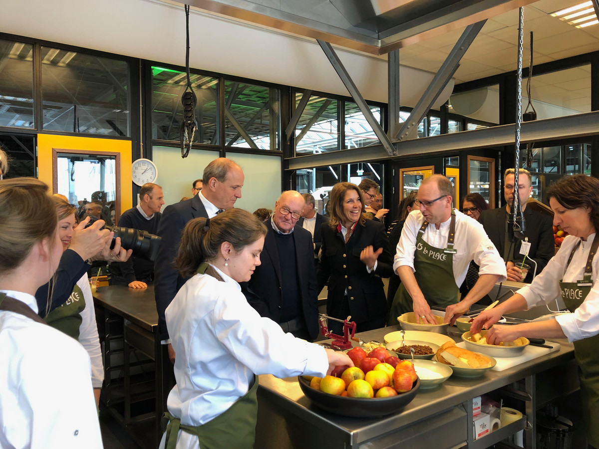 Frits van Eerd, Karel van Eerd en Colette Cloosterman-van Eerd in een van de keukens van Food College op de Noordkade bij de opening. Daar wordt volgens de methode van La Place een appeltaart gebakken.