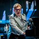 Elton John mag inmiddels 72 jaar zijn, maar hij speelt nog met het vuur en plezier van zijn jonge dagen