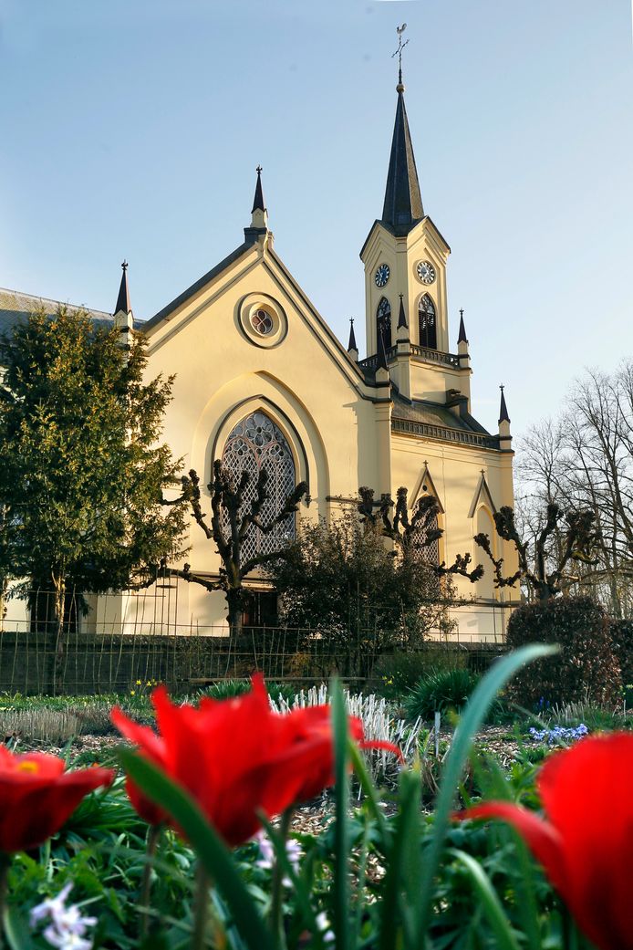 De kerk, gezien vanuit de kasteeltuin.