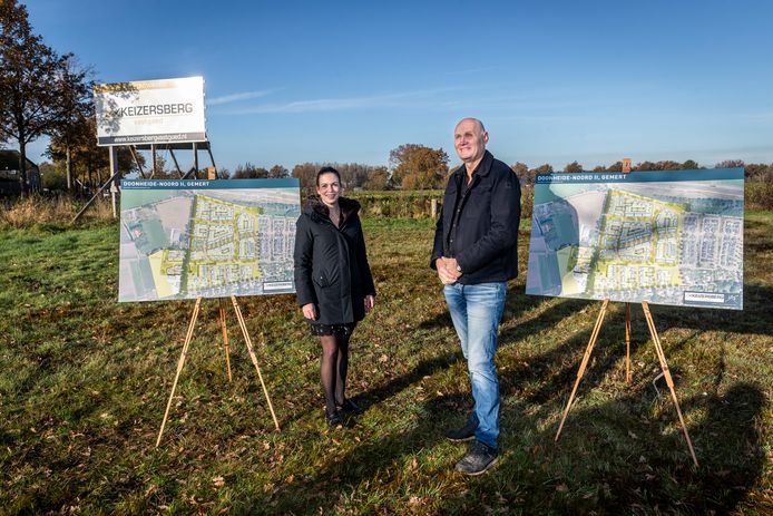 Wethouder Willeke van Zeeland en projectontwikkelaar Jos van Deurzen geven het officiële startsein voor bouwplan Doonheide-II.
