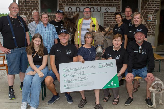 Motorvrienden Jopi op bezoek bij Kodiel om de cheque te overhandigen.