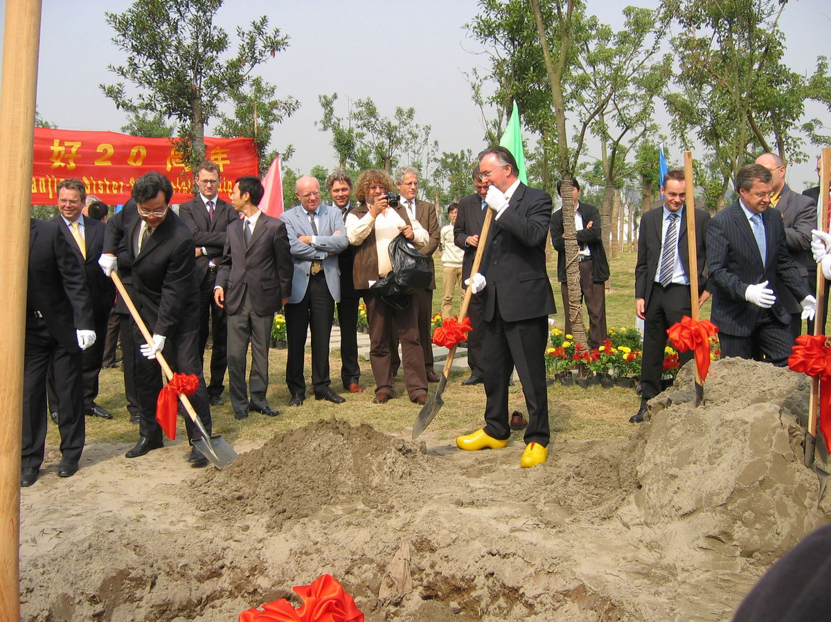 Burgemeester Alexander Sakkers van Eindhoven bezocht in 2005 Nanjing om, op klompen, het startsein te geven voor de aanleg van een vriendschapspark dat Eindhoven aan Nanjing schonk. Archieffoto ED
