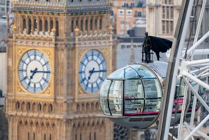 De stuntman verkleed als Batman op een cabine van de London Eye, de bekende toeristische attractie in hartje Londen.