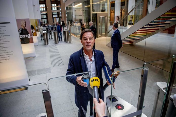 Premier Mark Rutte (VVD) bij het coalitieoverleg op het ministerie van Volksgezondheid, Welzijn en Sport (VWS).