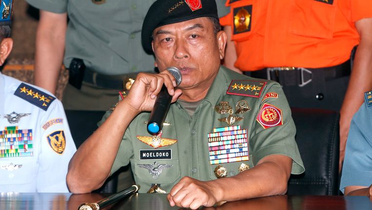 Generaal Moeldoko voert het woord over de verdwenen AirAsia-vlucht voirg jaar december. Beeld epa