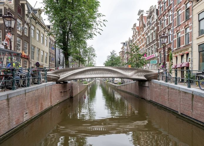 Pont imprimé en 3D en acier à Amsterdam.