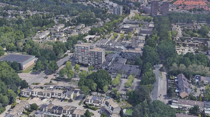 Winkelcentrum Kastelenplein in Eindhoven met op de voorgrond de woningen rond de Ridderzaal, in het midden het centrum en op de achtergrond het bedrijventerrein.