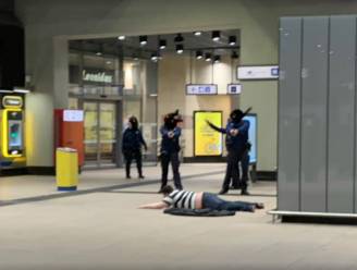 Man (30) die drie mensen met mes verwondde in Brusselse metro blijft in de cel, deskundige aangesteld voor psychiatrisch onderzoek