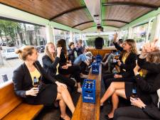 De huifkar van Hooijen rijdt al jaren rond door Tilburg. ‘Vaak met studenten, die vinden het prachtig’