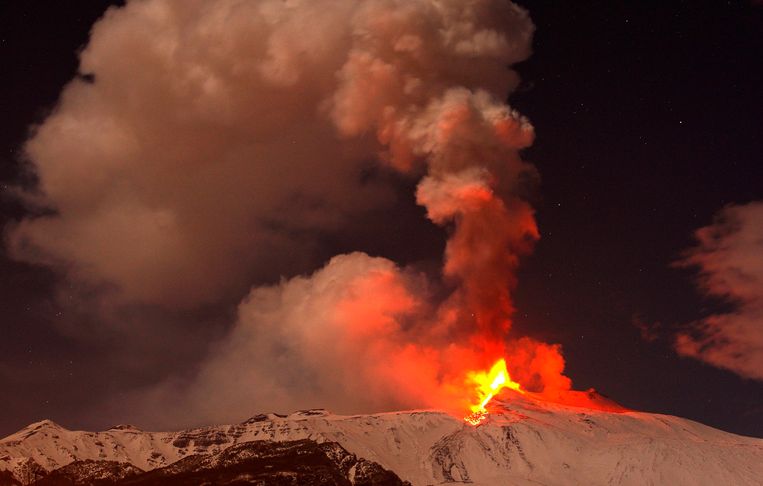 De vulkaan Etna spuwt lava in februari 2012. De Etna is de grootste en actiefste vulkaan van Europa.<br /> Beeld REUTERS