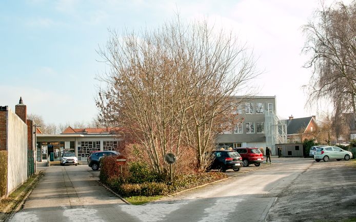 De site van de Vrije Ateliers in de Rode Kruisstraat, met rechts het gebouw van Avansa Waas en Dender. De stad wil de parking omvormen tot 'eco-ateliers', met waterpartijen en groenelementen. Dat zien gebruikers van de Vrije Ateliers allerminst zitten.