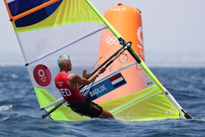 Oppermachtige windsurfer Kiran Badloe al voor medalrace ...