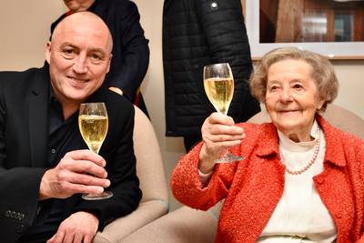 Wouter Vandenhaute verrast schoonmama van topchef Geert Van Hecke op 100ste verjaardag: “Dit is het leven”
