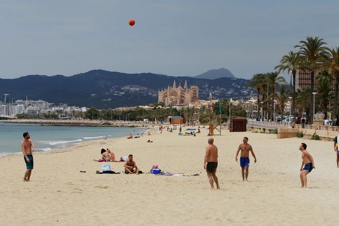 Momenteel is het nog rustig op het strand van Palma de Mallorca.