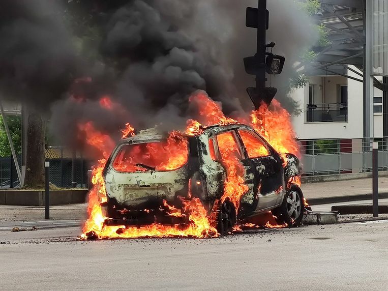 In de wijk Les Grésilles in Dijon is een auto in brand gestoken tijdens rellen waarbij de Tsjetsjeense gemeenschap in Frankrijk is betrokken.  Beeld EPA