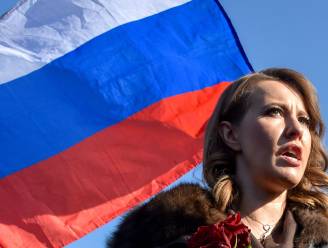 VIDEO: Russische presidentskandidate gooit glas water in gezicht van opponent na grove belediging
