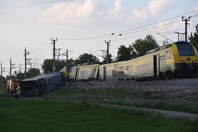 De ontspoorde trein bij Münchendorf, net buiten Wenen.