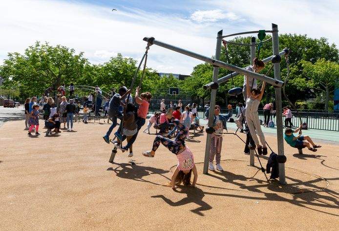 In de Haagse Schilderswijk en Transvaal blijven veel mensen tijdens de zomervakantie thuis vanwege het coronavirus. Dit zorgt voor extra drukte in de parken, speeltuinen en wijkcentra.