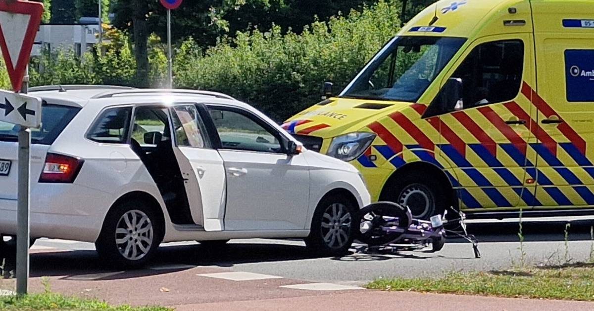 Snorfietsster gewond naar ziekenhuis na aanrijding met auto in Hengelo.