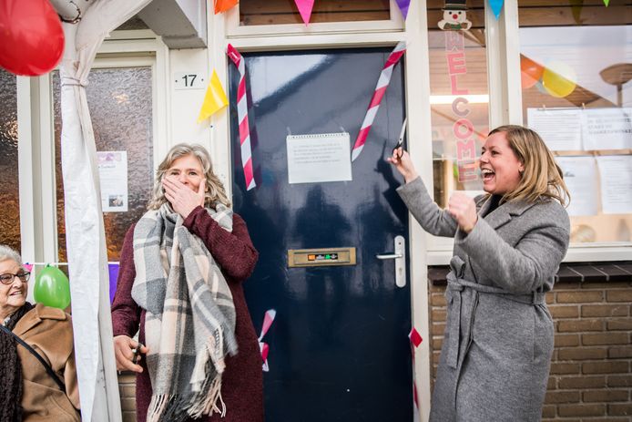 Carla Rosink (l) en wethouder Martien Louwers (r) openen samen de Duiventil, de nieuwe buurthuiskamer van de wijk Het Duifje in Arnhem-Zuid.