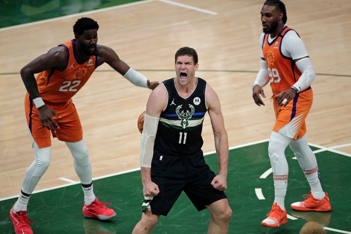 Milwaukee Bucks-center Brook Lopez schreeuwt het uit na een 'slam dunk'.