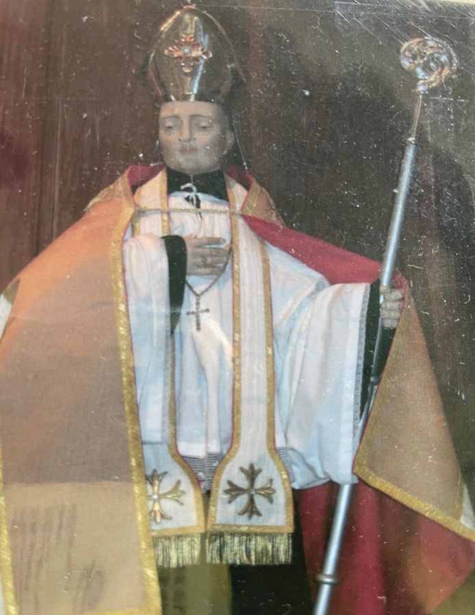 Een zilveren ketting en kruis van de Heilige Maurus werd uit de kerk van Elsegem gestolen.