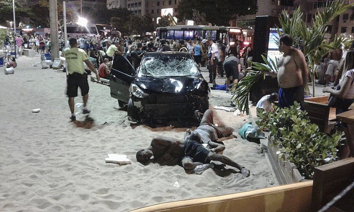 De auto op het strand na het incident, waarbij 15 mensen gewond raakten en een baby om het leven kwam.
