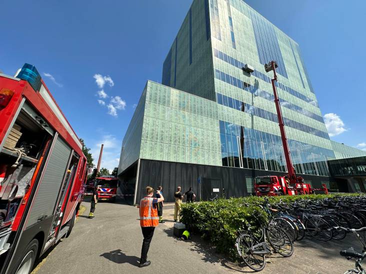 Glazenwassers zaten 1,5 uur vast op 30 meter hoogte bij de TU Eindhoven