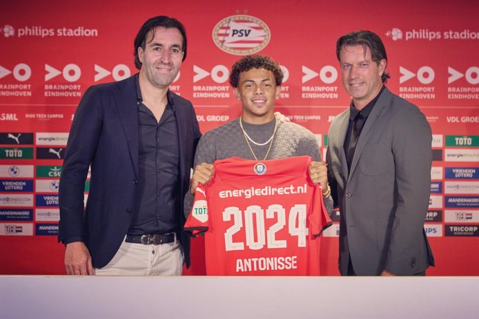 Jeremy Antonisse met zaakwaarnemer Khalid Sinouh en hoofd opleidingen Ernest Faber van PSV.