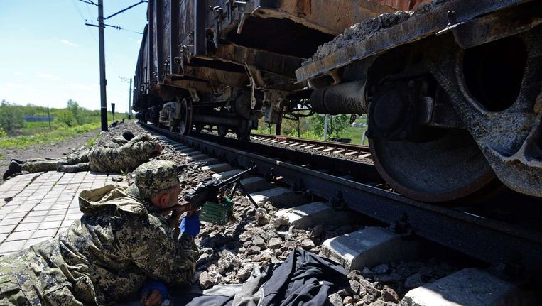 Pro-Russische militanten langs het spoor bij Slavjansk. Beeld afp