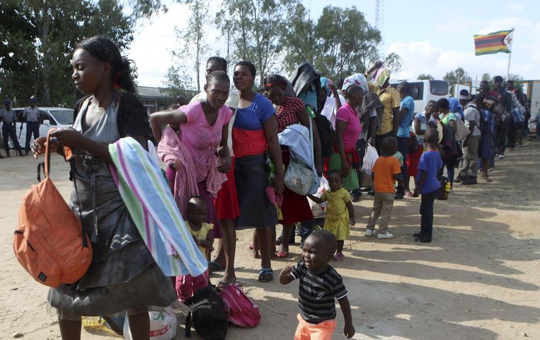 Honderden vrouwen en kinderen die uit Durban zijn gevlucht na de aanvallen op buitenlanders wachten bij de grens om terug te mogen keren naar hun geboorteland Zimbabwe. Ze kregen gratis vervoer naar 'huis'. Beeld reuters