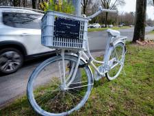 Een witte fiets en een knipperlicht herinneren aan fataal ongeval van Toni (20) in Nijmegen