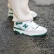 Deze twee kleuren sneakers ga je de komende tijd veel zien (in plaats van wit)