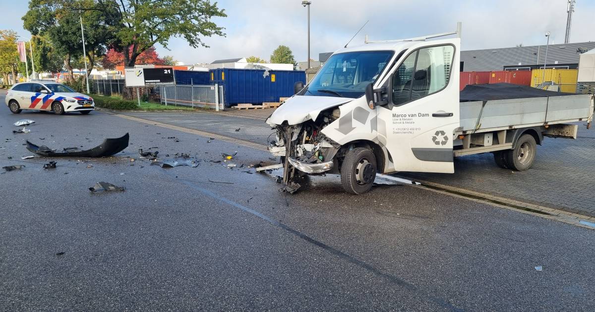 Ongeluk met drie voertuigen zorgt voor veel schade in Doetinchem.