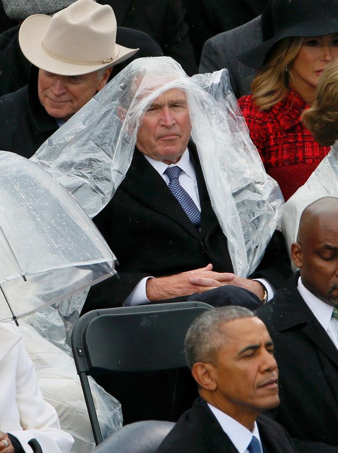 Voormalig president George W. Bush ging tijdens de inauguratie van president Donald Trump met de aandacht lopen door zich opvallend te beschermen tijdens de regen.