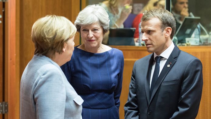 De Britse premier Theresa May (midden) in gesprek met de Duitse bondskanselier Angela Merkel en de Franse president Emmanuel Macron.
