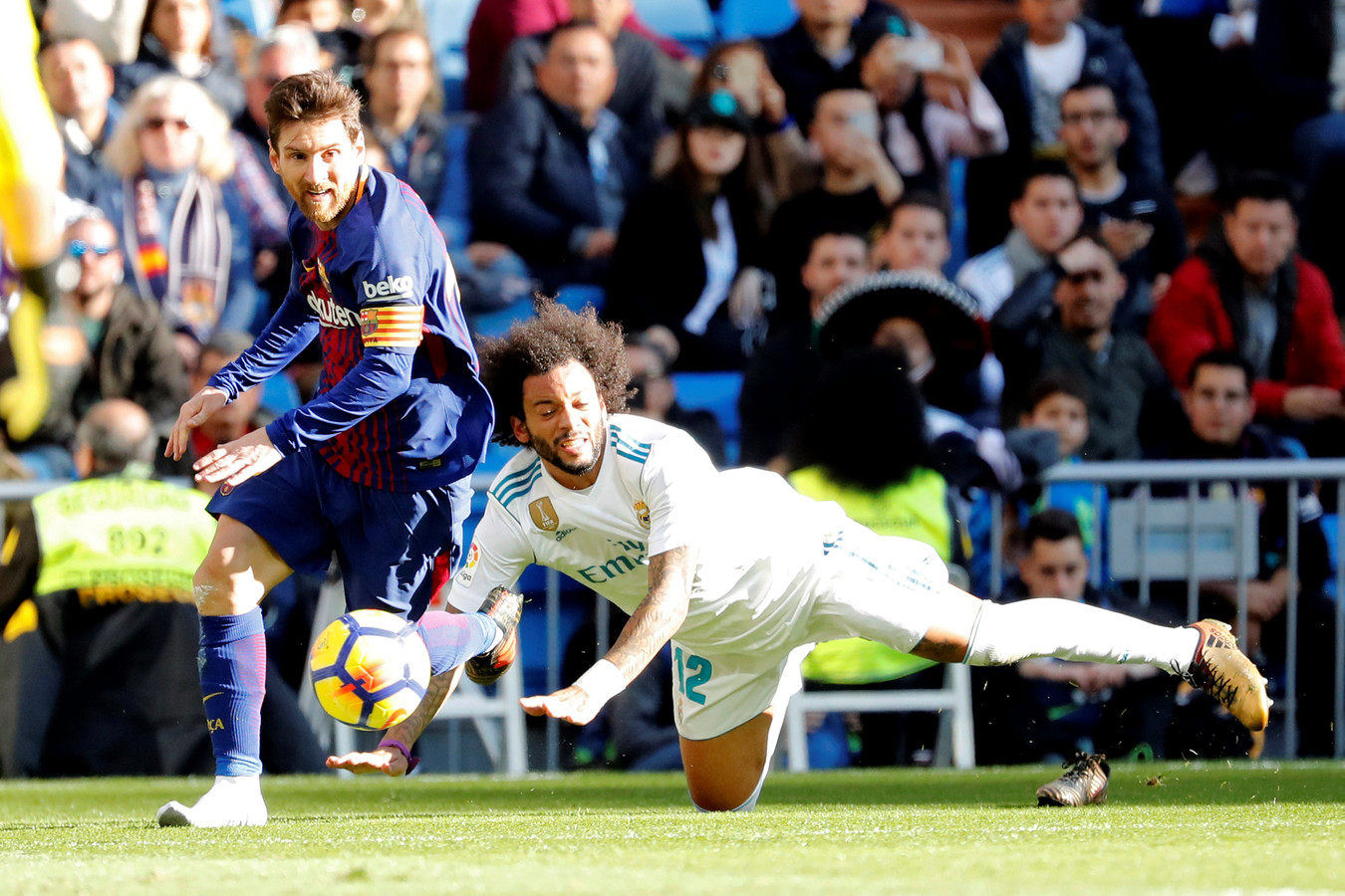 Messi Verliest Zijn Schoen Maar Niet De Bal Foto Ad Nl