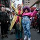 Dragqueens laten zich niet afschrikken door demonstranten bij voorleessessie: ‘Ik ben nu sterk genoeg om hier te staan’