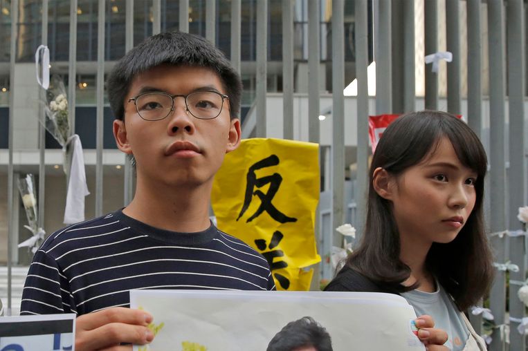 Joshua Wong met zijn mede-activiste Agnes Chow. Beeld AP