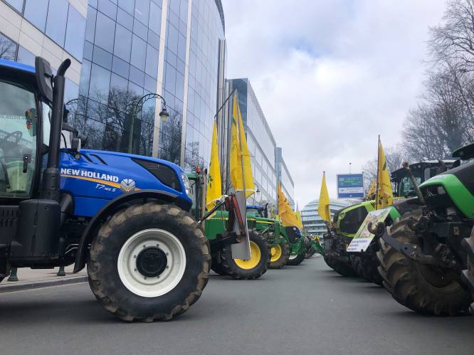Ontevreden landbouwers strijken met 150 tractoren neer in Europese wijk