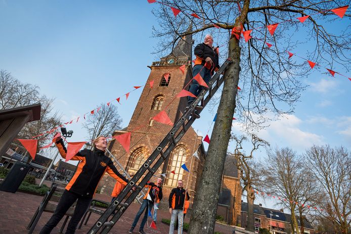 Leden van het Oranjecomité kleuren Harmelen oranje.