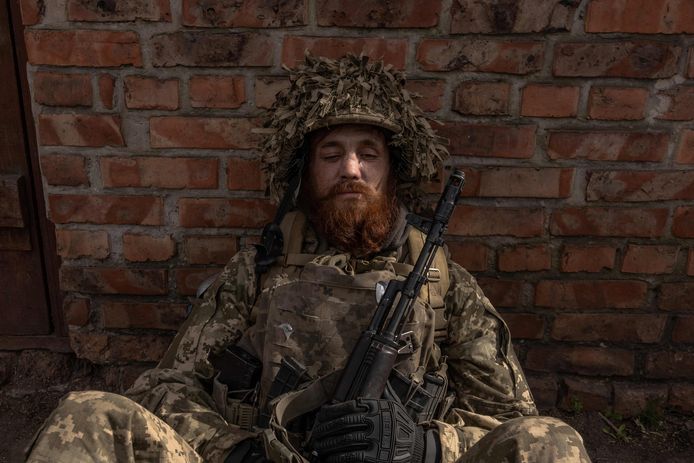 Een Oekraïense soldaat blaast even uit in de buurt van de frontlin in Avdiivka in de regio Donetsk.