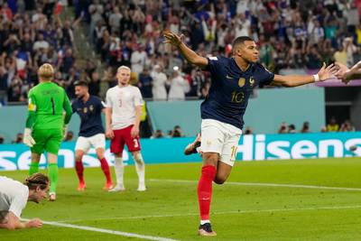 Mbappé loodst Frankrijk met twee goals voorbij Denemarken en als eerste land naar achtste finales