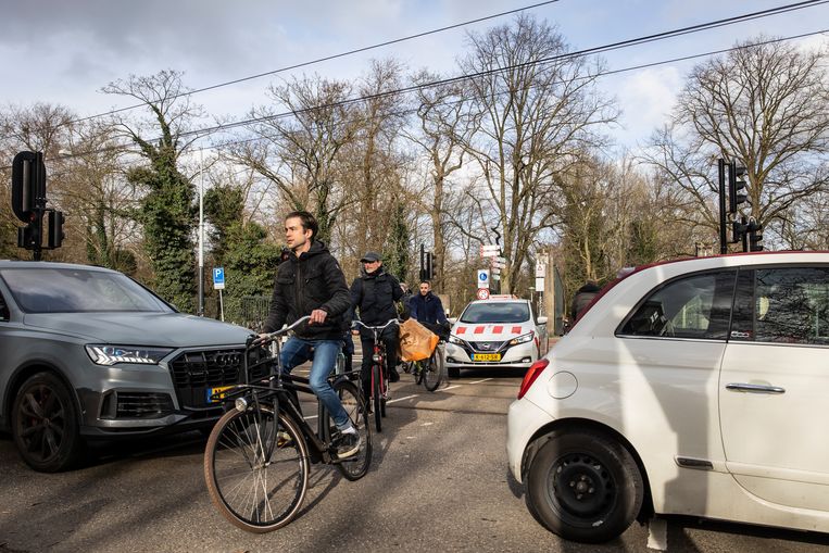 De gemeente heeft plannen om in het centrum auto’s te weren. De Amstelveenseweg ter hoogte van het Vondelpark is één van de punten die mogelijk afgesloten wordt voor autoverkeer. Beeld Dingena Mol
