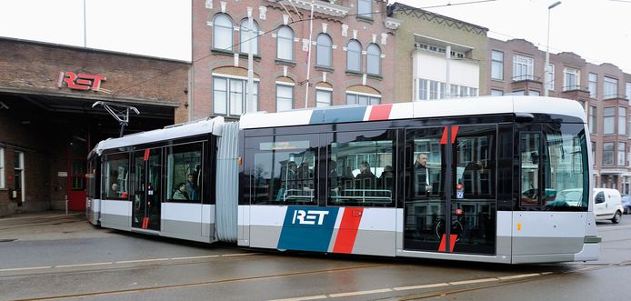 De RET vervangt de komende drie maanden de rails op de Oostzeedijk en Honingerdijk in Rotterdam-Kralingen, ook bij de remise. Er rijden geen trams en auto’s moeten omrijden via de Maasboulevard.